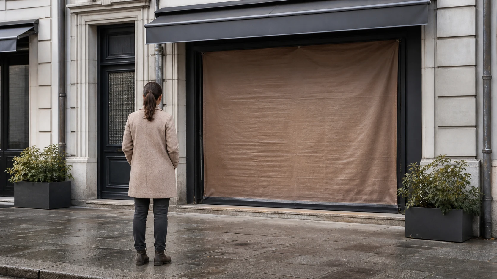 Devanture de commerce observée depuis le trottoir sans verre brisé apparent