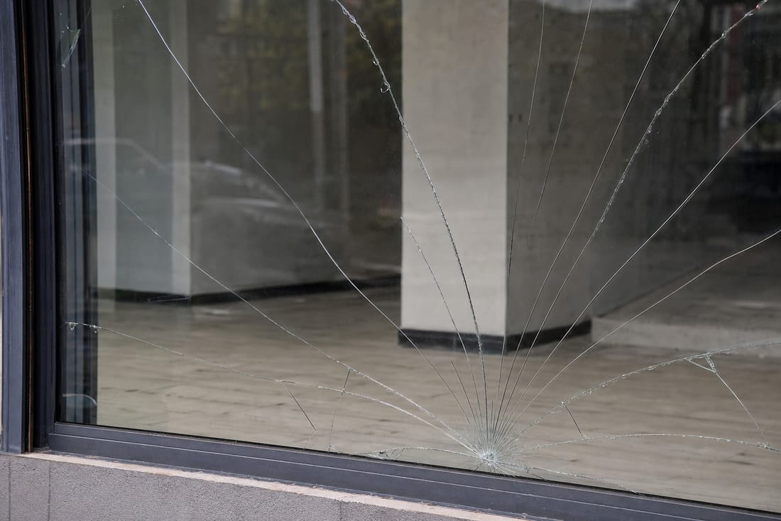 Exemple : détail de vitrine commerciale fissurée